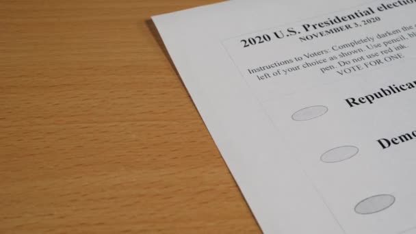 Hlasovací lístek a modré pero s hlasovacím okénkem pro kontrolu — Stock video