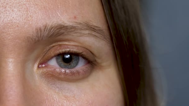 Mulheres olhos cinzentos com pupila preta e íris — Vídeo de Stock