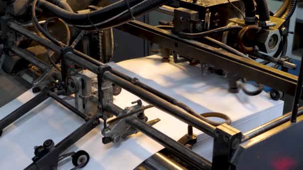 Druckmaschine bedruckt Papier in Typografie — Stockvideo