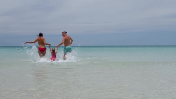 Κόρη, ο πατέρας και η μητέρα τρέχουν στην παραλία της άμμου — Αρχείο Βίντεο