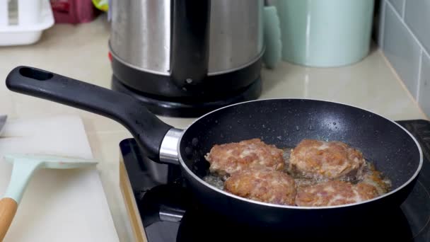 Freír la chuleta de filete de carne en sartén — Vídeos de Stock