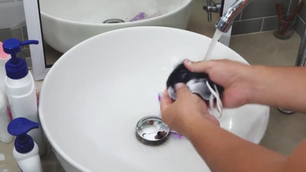Hombre manos lavar máscaras faciales individuales — Vídeo de stock