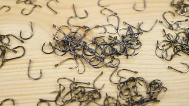 Ahşap zeminde olta kancaları