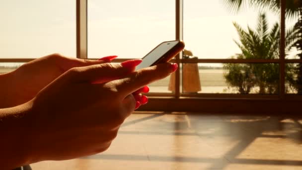 Femmine mano sms su smartphone rosso in aeroporto — Video Stock