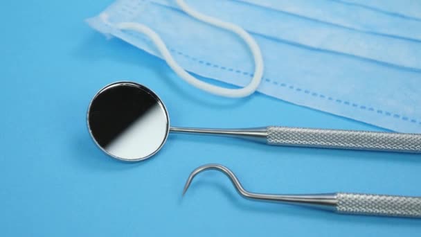 Narzędzia dentystyczne z maską na niebieskim tle — Wideo stockowe