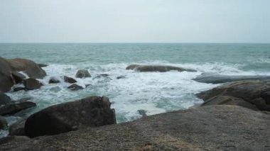 Okyanus dalgaları boş kayalara çarpıyor.