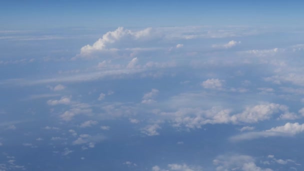 Αεροφωτογραφία παραθύρου κατά τη διάρκεια της πτήσης στο μπλε φόντο του ουρανού — Αρχείο Βίντεο