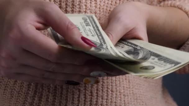 Manos femeninas contando billetes de US Dollar — Vídeos de Stock