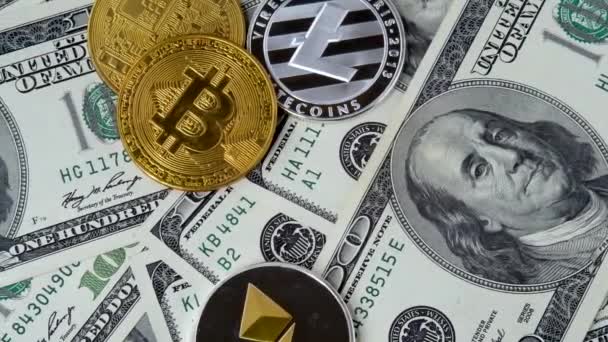 Bitcoin y Ethereum, Litecoin LTC monedas girando en dólares — Vídeos de Stock