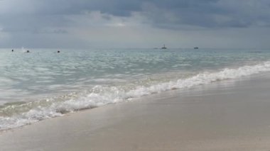 Kum sahilinde dalgalar