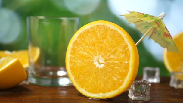 Bio-frischer Orangensaft ins Glas gießen — Stockvideo