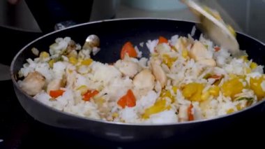 Tavada haşlanmış vejetaryen güveci.