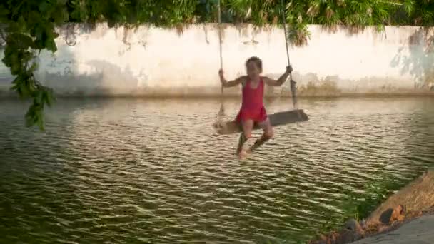 Petite fille jouant sur fond de vague d'eau — Video