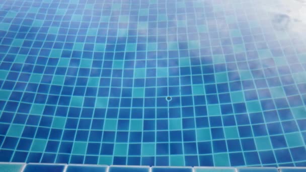 Klare türkisfarbene Wellen Wasser Hintergrund im Schwimmbad — Stockvideo