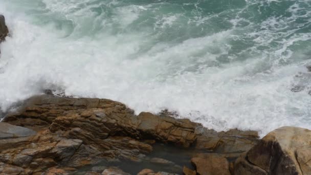 Ağır dalgalar ağır çekimde kırılıyor — Stok video