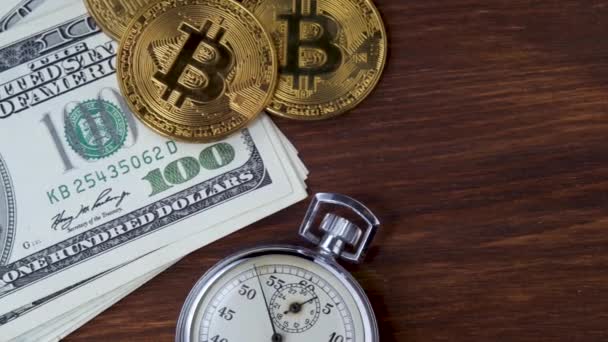 Bitcoin BTC avec chronomètre se trouve sur des billets de dollars — Video