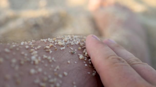 Oigenkännlig man hand röra hud på stranden — Stockvideo