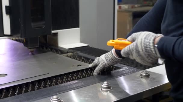 Inżynierowie ręcznie dostosowuje maszynę laserową CNC do cięcia metalu — Wideo stockowe