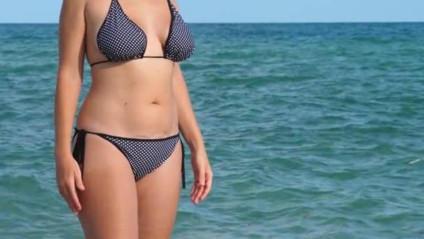 海の背景に日焼けした肌のかわいい女性 — ストック動画
