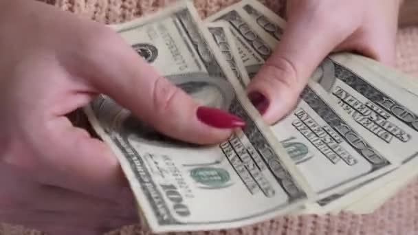 米ドル札を数える女性の手 — ストック動画