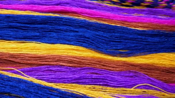 Filati di cotone colorato disposti in fila — Video Stock
