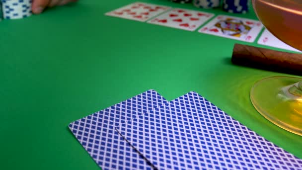 Poker gioco d'azzardo chips sul tavolo — Video Stock