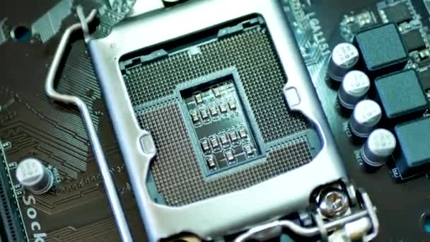 Zásuvka pro procesor CPU na hnědé desce elektronických obvodů — Stock video