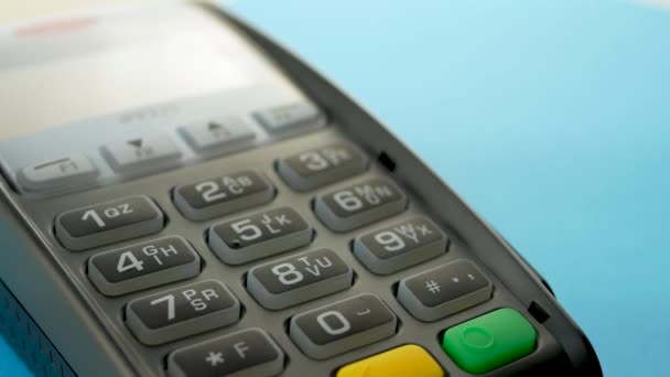 Πελάτης πληρώσει με smartphone με τεχνολογία NFC σε απόσταση — Αρχείο Βίντεο