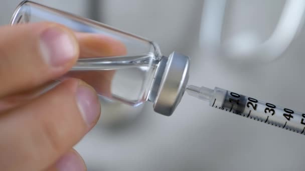 注射器中的医生或护士拨号疫苗 — 图库视频影像