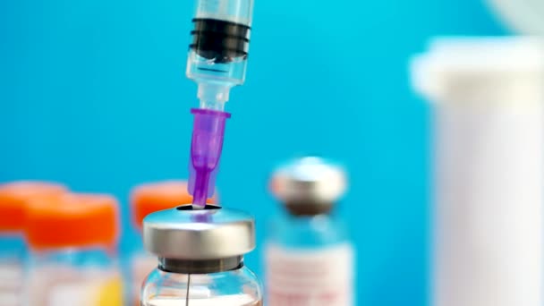 Mavi arka planda şırıngaya aşı — Stok video