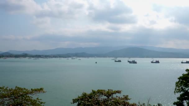 Petits bateaux de pêche flottant sur l'eau de mer bleue près de la plage dans le port de mer — Video