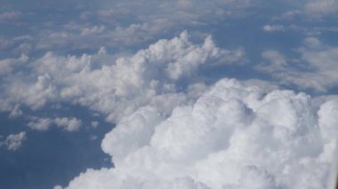 Mavi arka planda beyaz bulutlarda hava yoluyla seyahat etmek