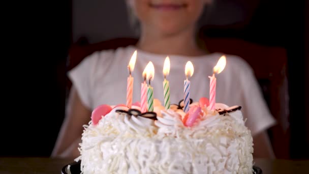 Piccola bambina sorridente soffiando festa di compleanno dolce torta — Video Stock