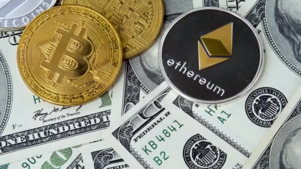 Bitcoin и Ethereum монеты на долларах — стоковое видео
