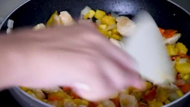 Tavada dilimlenmiş sebzeler.