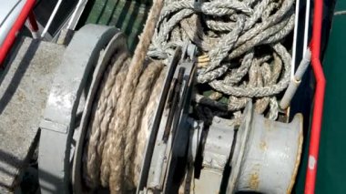 Deniz dalgası geçmişi olan eski bir kargo gemisi.