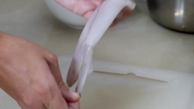 Taze çiğ mürekkep balığı pişiriyorum.