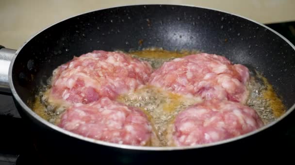 Fleischfiletschnitzel in Pfanne anbraten — Stockvideo