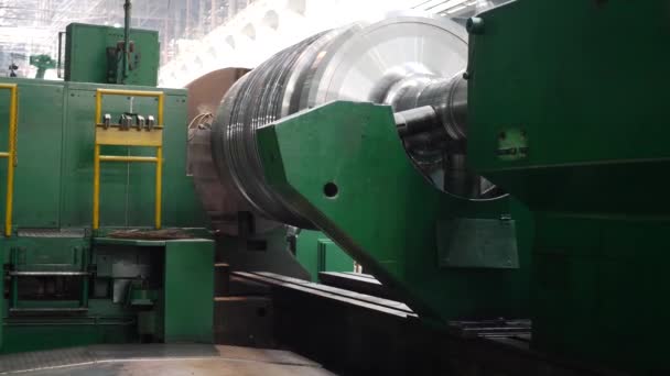 Maszyna do obróbki metali szlifuje produkt metalowy — Wideo stockowe