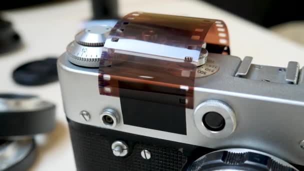 Retro fotokamera med fotografisk film och lins — Stockvideo