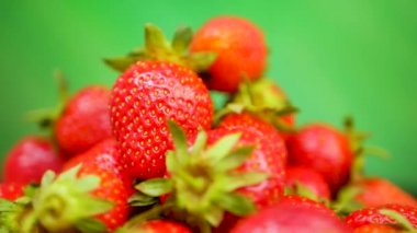 Yeşil arka planda taze çilekler.