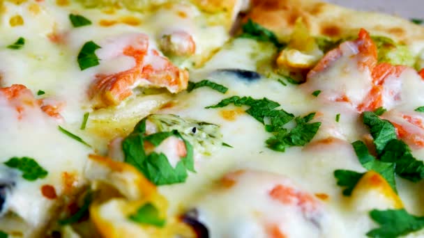 Pyszna pizza zrobiona z ryb, sera — Wideo stockowe