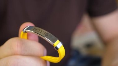 Tanımlanamayan adam aşı yaptıktan sonra el ele tutuşma etiketi veya etiketi