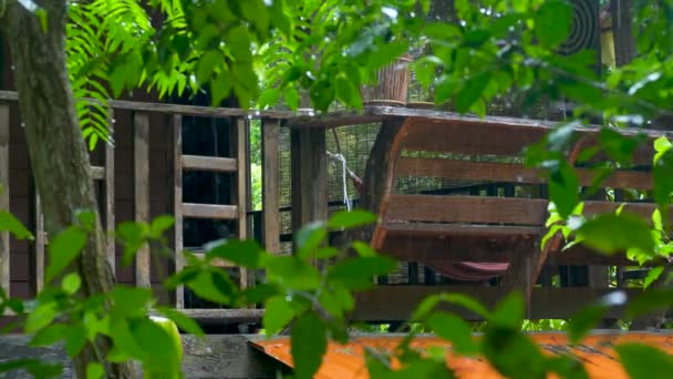 Деревянный дом в дождливый день — стоковое видео