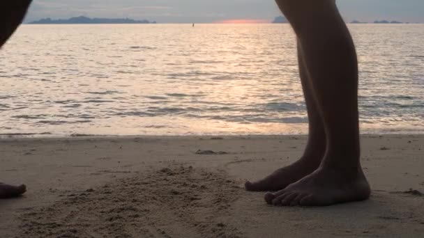 Glada par står utanför vid solnedgången på stranden på smekmånad — Stockvideo