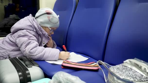 Linda niña dibujar imagen por rotulador en coche de tren en viaje — Vídeos de Stock