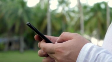 Avuç İçi Arkaplanı 'nda Siyah Akıllı Telefon Kullanıyor