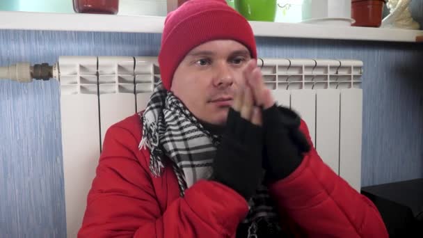 Homem congelar em casa e fica perto do sistema de aquecimento central — Vídeo de Stock