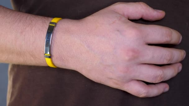 Unerkennbare männliche Hand mit geimpftem Etikett wird nach der Injektion gegen Coronavirus geimpft — Stockvideo
