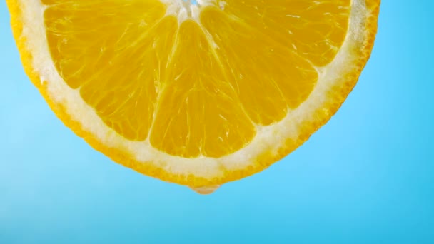 파란 배경에 있는 살로 만든 오렌지 — 비디오